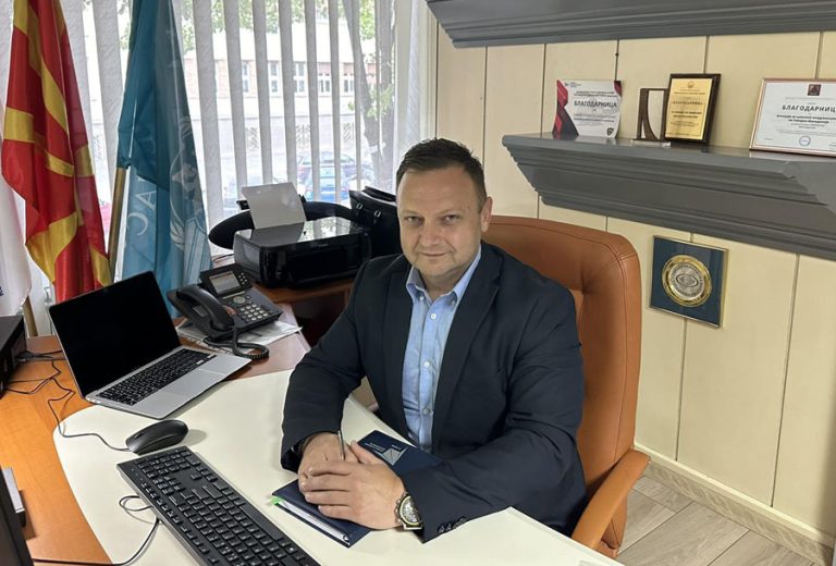 Dorëzohet Stovjanovski, firmos aterimin e diasporës shqiptare në Shkup dhe Ohër Dorëzohet Stovjanovski, firmos aterimin e diasporës shqiptare në Shkup dhe Ohër