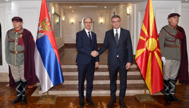Kryeministri Mickoski zhvilloi takim me kryeministrin serb Macut
