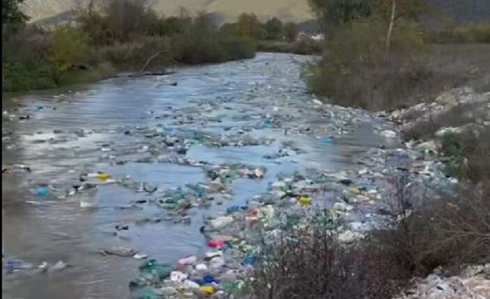 Vardari mbytet në plastikë, “fabrika” e shisheve plastike lundërojnë në lum