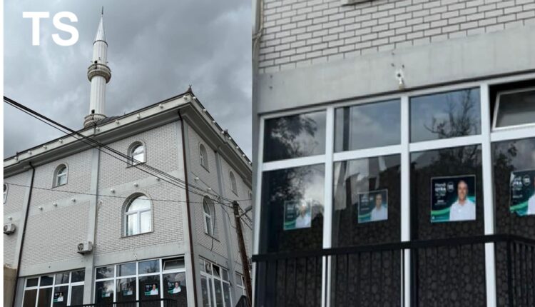 Reklama të Mendi Qyrës në Xhaminë e Zagreçanit – Kush po e keqpërdor fenë për VOTA?