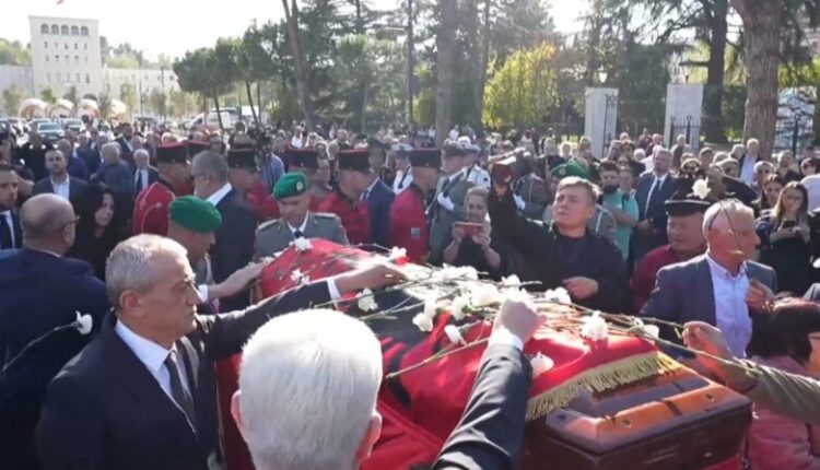 “Dhe tani, fundi është afër…”, Fatos Nanos i jepet lamtumira e fundit me tingujt e këngës legjendare të Frank Sinatra