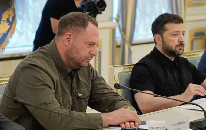 Jep dorëheqjen një prej njerëzve më të afërt të Zelenskyt