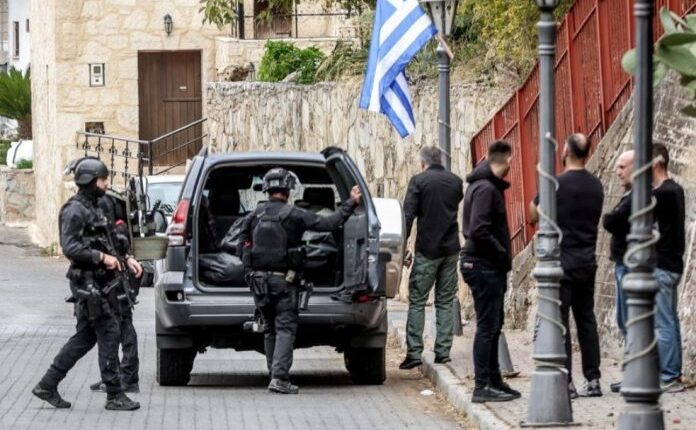 Masakër në Kretë, 3 të vdekur dhe 15 të plagosur nga një hakmarrje mes 2 familjeve. Mediat greke japin alarmin: Një fshat i tërë në gjendje lufte