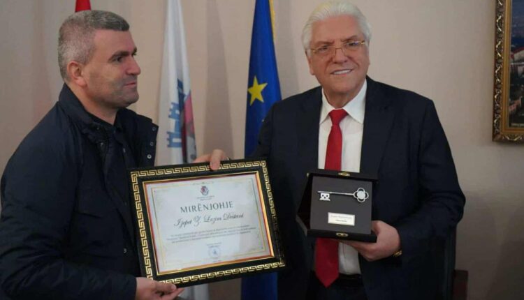 “Shqiponja” e Tiranës “fluturoi” në Kukës! Dhuratë e Lazim Destanit, i cili u nderua me Çelësin e Qytetit