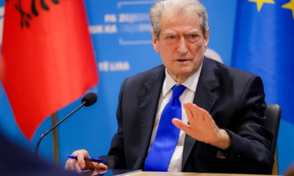 Sali Berisha përjashtohet për 10 ditë nga Kuvendi