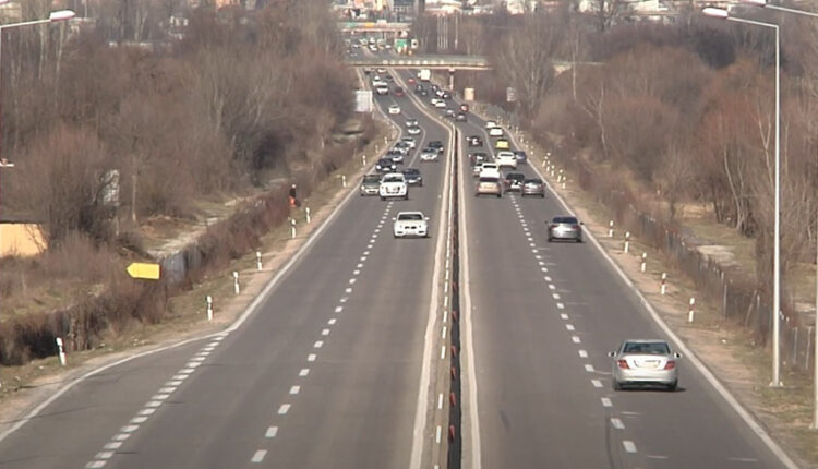 Vozitën me shpejtësi marramendëse, arrestohen tre persona në autostradën Tetovë-Gostivar