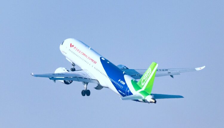 Aeroplani kinez “C919” bën debutimin në Lindjen e Mesme në Ekspozitën Ajrore të Dubait 2025