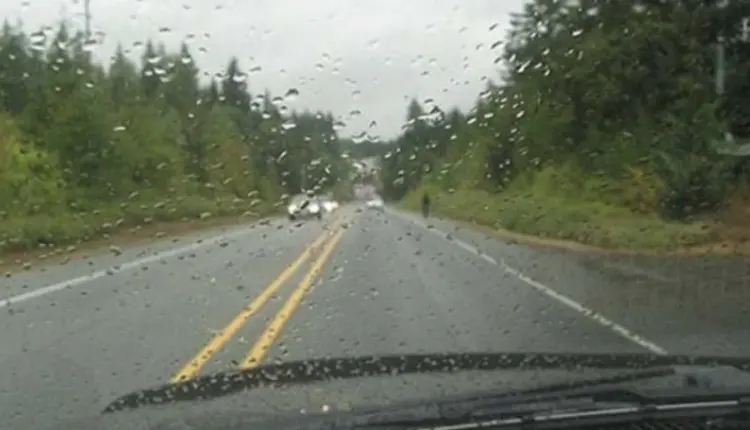 LAMM: Trafiku zhvillohet pa probleme, në disa rrugë mund të ketë rrëshqitje të dheut