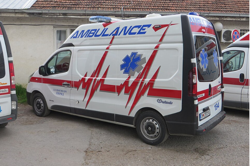 Rast i rëndë në Shkup  Automjeti i ambulancës ndaloi për të shmangur një aksident  pacienti vdes  dy mjeke lëndohen rëndë