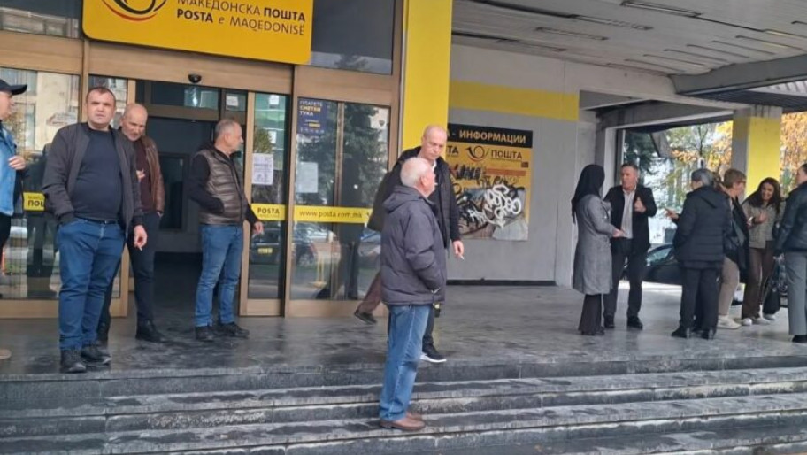 Punonjësit e Postës në Tetovë protestojnë për pagat e vonuara dhe kushtet e rënda të punës