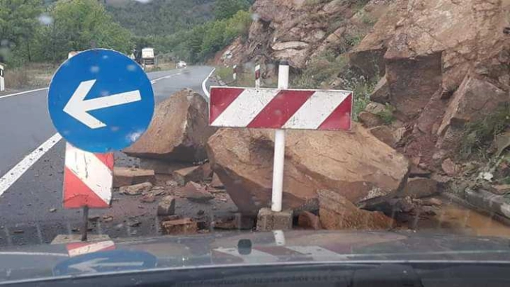 Shembje të gurëve në rrugën Mavrovë Dibër  te fshati Vërbjan  komunikacioni po zhvillohet në një korsi