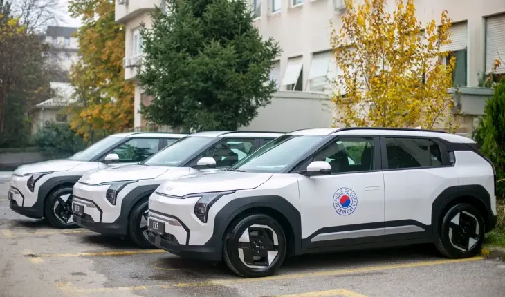 Tetë automjete elektrike janë siguruar për Ministrinë e Shëndetësisë përmes grantit për ndihmë nga Qeveria e Republikës së Koresë