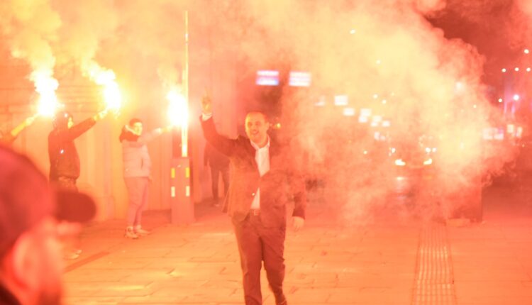 Orce Gjorgjievski kaloi nën Portën “Maqedonia” në mes atmosferës festive në qendër të Shkupit