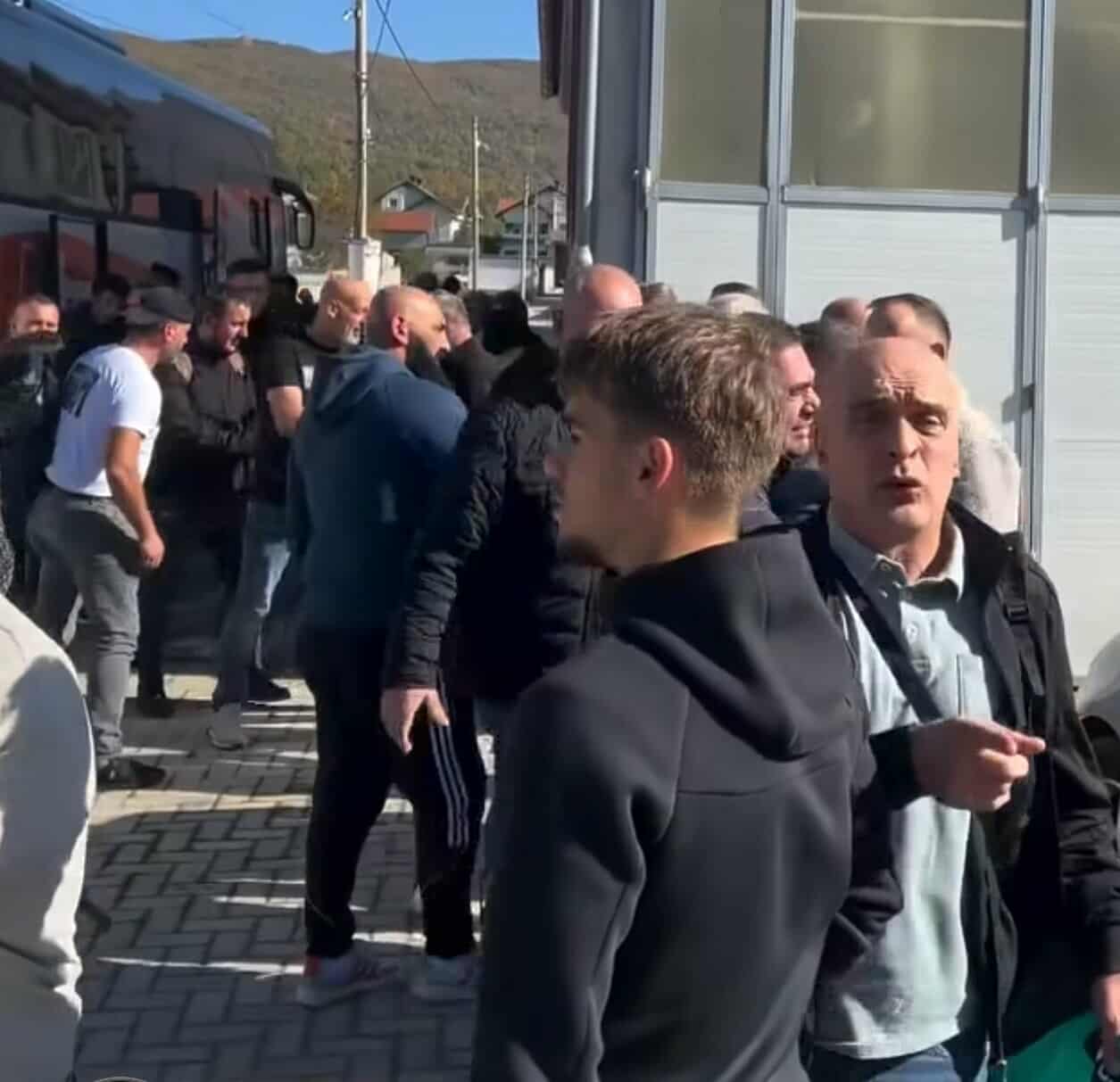 Bilall Kasami dhe Izet Mexhiti e braktisën Haqim Ramadanin dhe shqiptarët në Bërvenicë! Mërgata nga Austria vijnë në mbështetje! Bilall Kasami dhe Izet Mexhiti e braktisën Haqim Ramadanin dhe shqiptarët në Bërvenicë! Mërgata nga Austria vijnë në mbështetje!