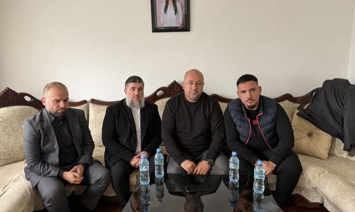 Gazetari Nevrij Ademi për ngushllime në Gjakovë: Kërkova falje dhe mirëkuptim nga familja Spahija – drejtësia për studenten Daorsën është amanet