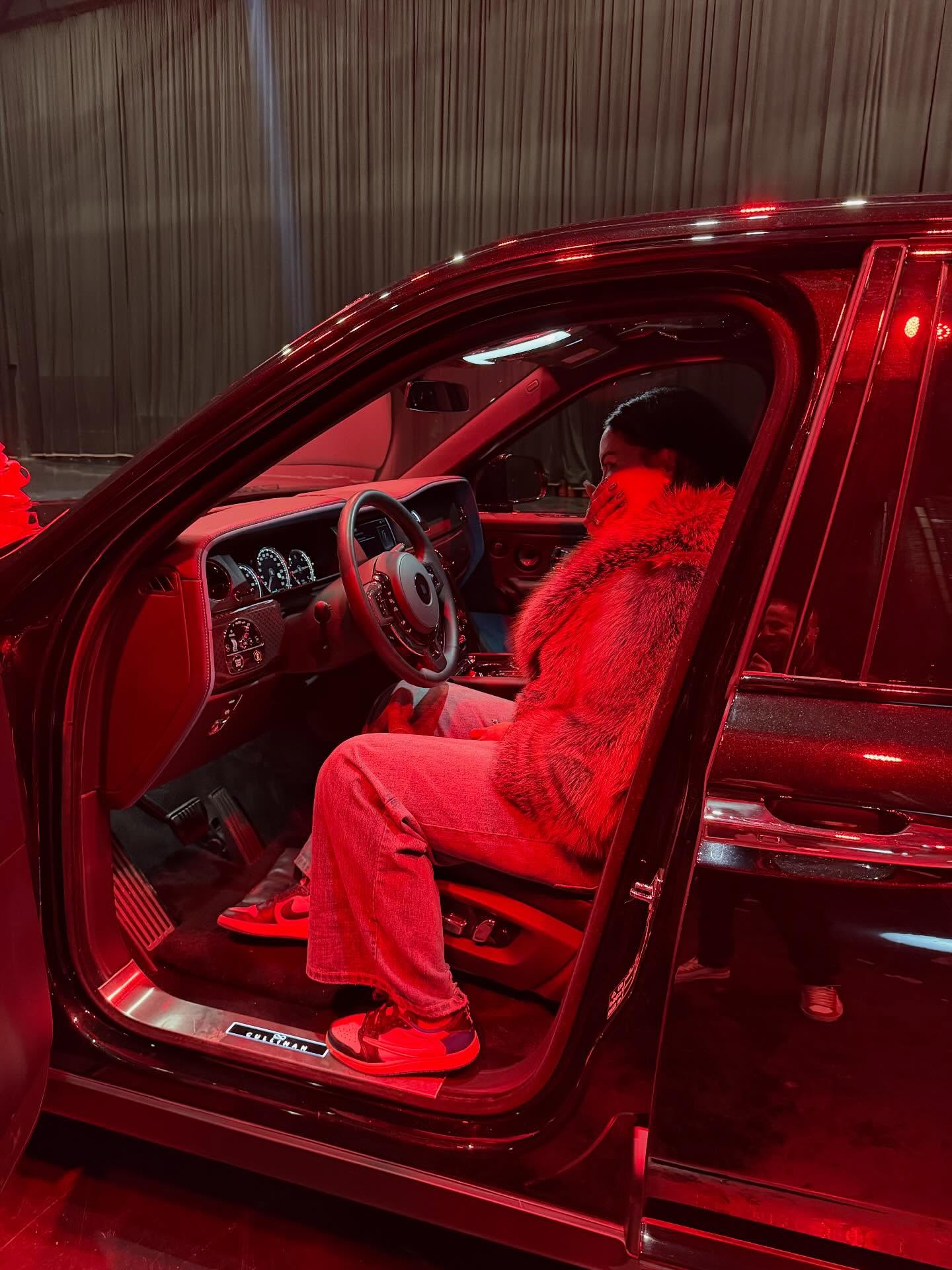 Dafina Zeqiri befasohet me dhuratë Rolls Royce nga i dashuri  s i mbanë lotët