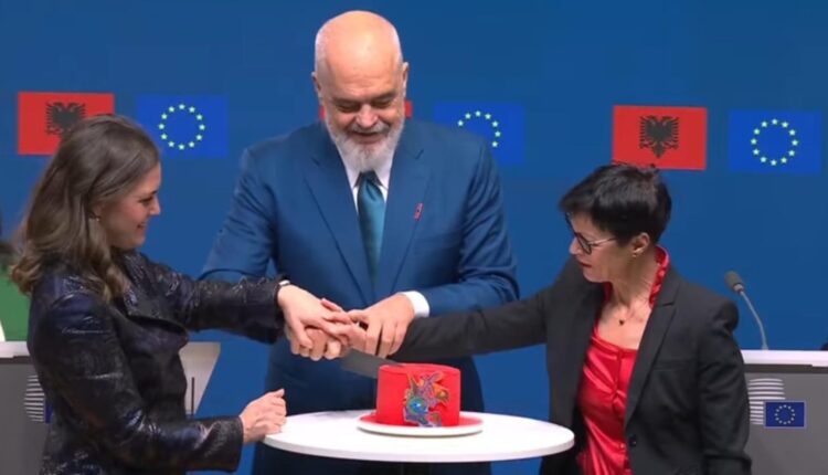 “Urime Shqipëri!”/ Marta Kos përgëzon Ramën për hapjen e të gjithë kapitujve, kryeministri i jep dhuratën e veçantë