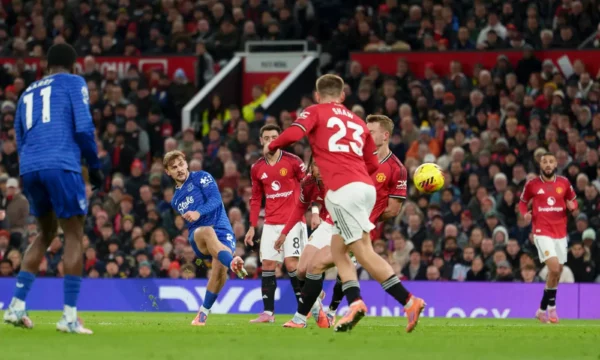 Unitedi mposhtet në shtëpi nga Evertoni  që ishte me një lojtar më pak