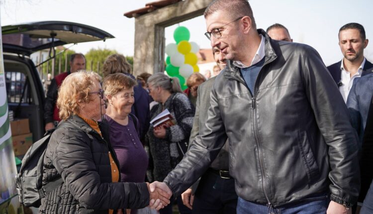 Kryeministri Mickoski mori pjesë në “ditën e preshit” në fshatin Gradoshorc të Vasilevës (FOTO)