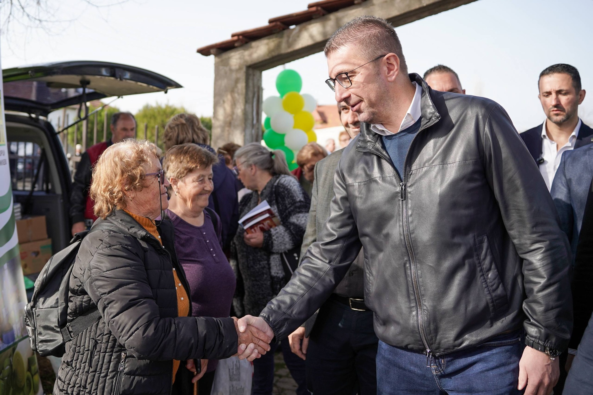 Kryeministri Mickoski mori pjesë në  ditën e preshit  në fshatin Gradoshorc të Vasilevës  FOTO 