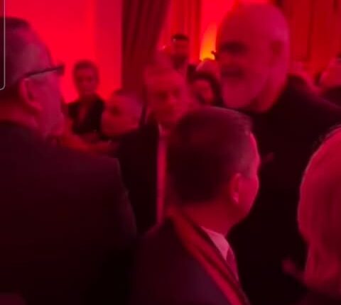 Edi Rama injoron Bilall Kasamin në festën e 28 Nëntorit!