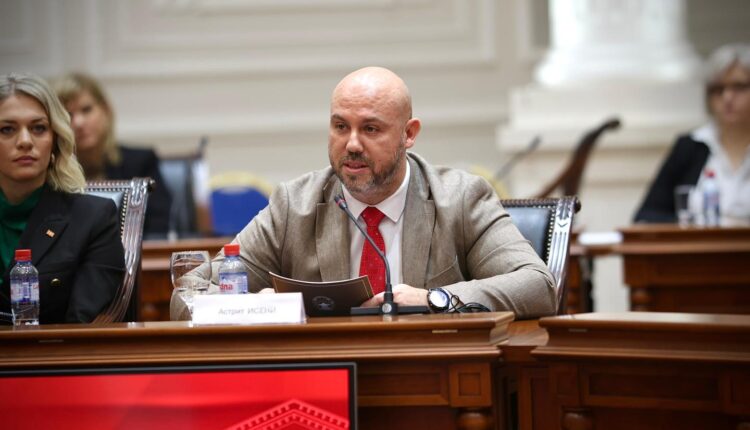 Arrestimi i të riut që festoi me flamurin kombëtar shqiptar, zv/ministri i MPB-së, Iseni: Policia ndërhyri sipas ligjit