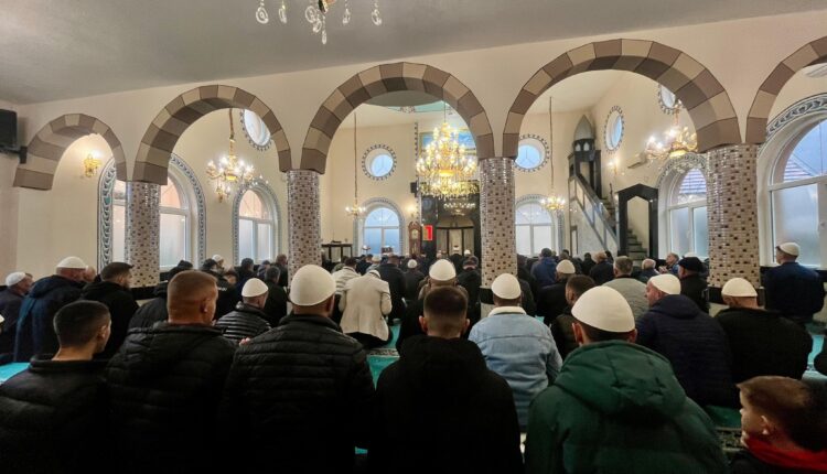 Me plisa në kokë falet namazi i Xhumasë në Llërcë, i pranishëm edhe Adnan Azizi