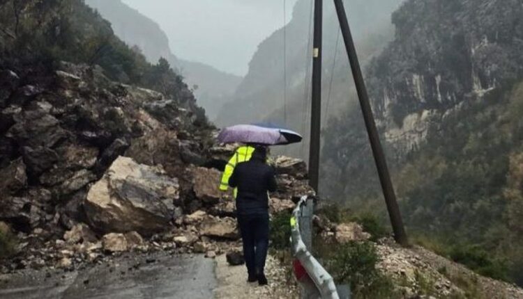 Rënia e gurëve bllokon aksin drejt Bovillës