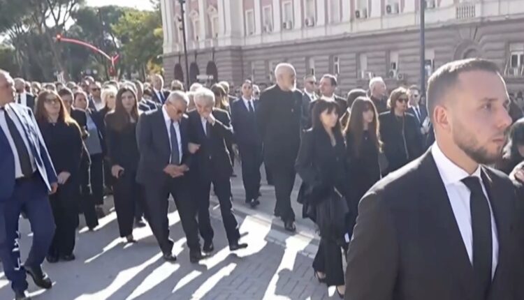 Rama, Kurti dhe Ahmeti krah për krah në përcjelljen shtetërore të Nanos për në banesën e fundit