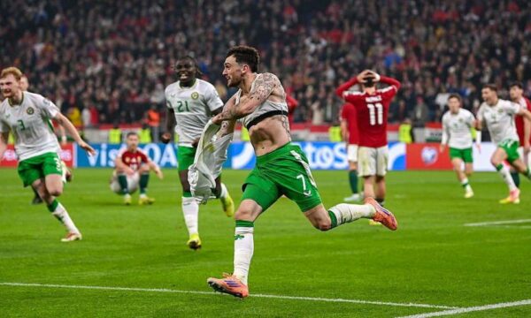 Irlanda me rikthim të çmendur në Hungari  siguron  play offin  pas tregolëshit të Parrottit