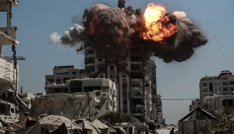 Bombardime dhe zjarr në Gaza, nis përpjekja për të gjetur trupat e zhdukur