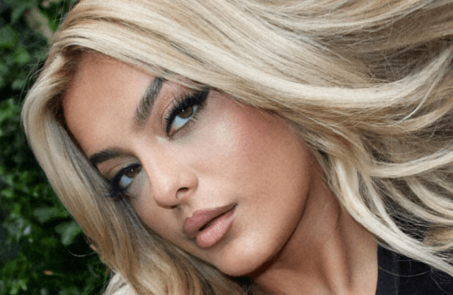 Bebe Rexha tërheq vëmendjen me flokë rozë “çamçakëzi”