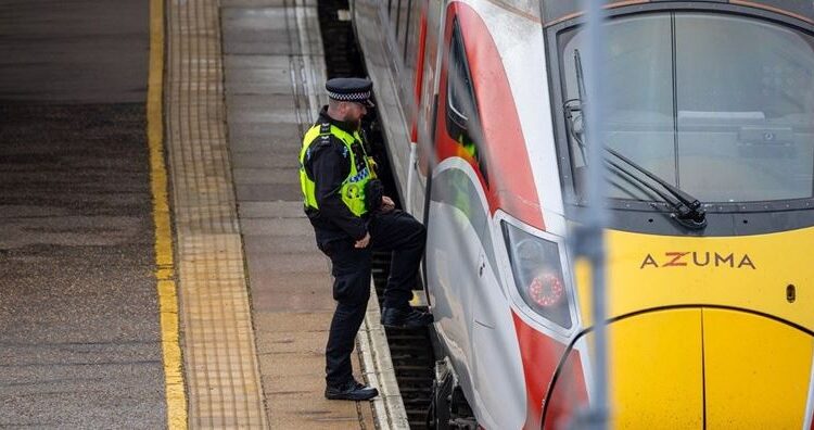 Dëshmitari i sulmit me tren në Angli: Dukej sikur të ishim në një kuti…