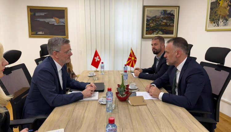 Zëvendëskryeministri Fetai në takim me ambasadorin zviceran Sommer