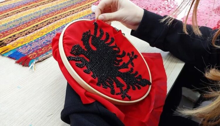 Rama nis mëngjesin me foto të qëndisjes së flamurit kuqezi nga duart e fëmijëve