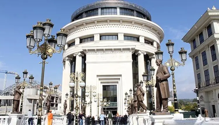 Hetim ndaj katër personave, e sulmuan dhe i morën 200 mijë denarë një personi nga Shkupi