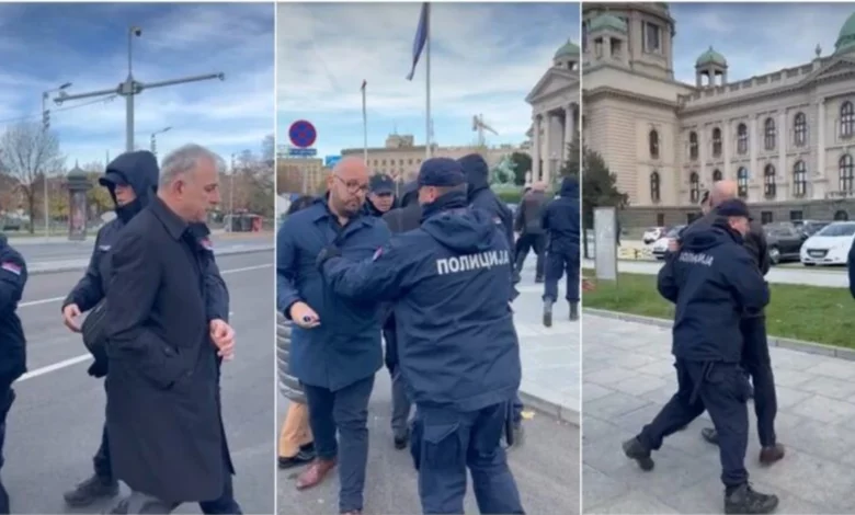 Policia përplaset me deputetët e opozitës në Serbi   nuk i lejojnë të hyjnë në parlament  VIDEO 