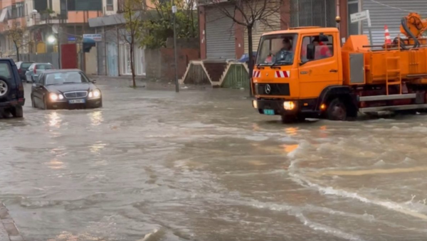 Mot i keq në Gramsh të Shqipërisë  vendi në errësirë  pezullohet mësimi dhe linjat e transportit