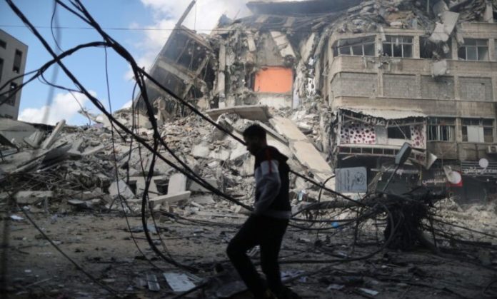 Sirianët përpiqen të rindërtojnë shtëpitë me rrënojat e ndërtesave të shkatërruara në luftë