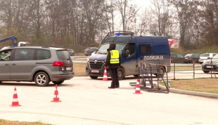 “Fëmijët tanë po kalben në varre, turp!” – Prindërit e viktimave në Koçani, sulmuan verbalisht avokatët e të akuzuarve