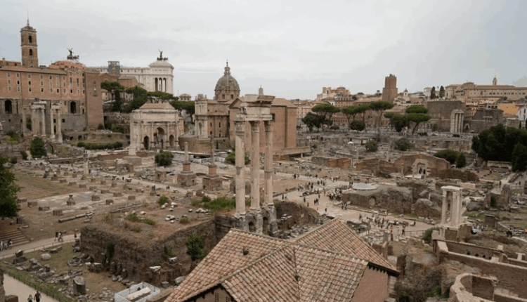 Momente paniku në zemër të Romës/ Shembet një pjesë e kullës mesjetare “Torre dei Conti”, plagoset një punëtor