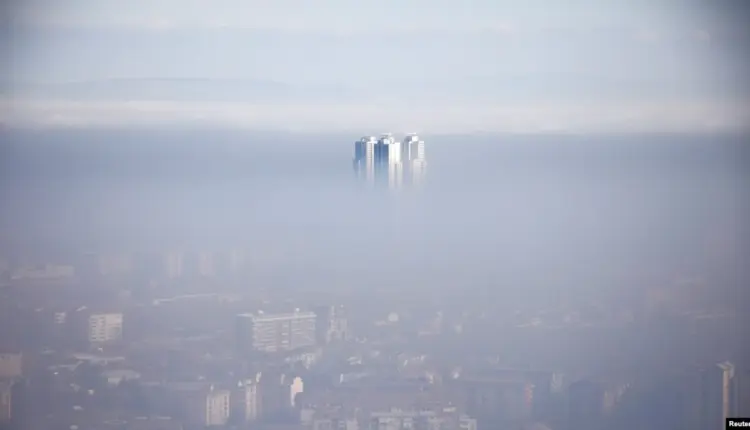 Qytetarët rikthejnë maskat për shkak të ndotjes së ajrit