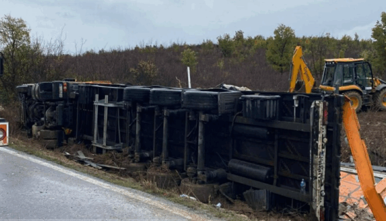 Një emigrante nga Kina ka vdekur, ndërsa 7 emigrantë të tjerë janë lënduar në një aksident me kamion në Maqedoni