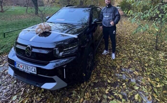 Pronari i një rrjetit të fas food-it në Shkup i dhuron makinë punonjësit besnik: Më qëndroi pranë kur ishte më e vështira