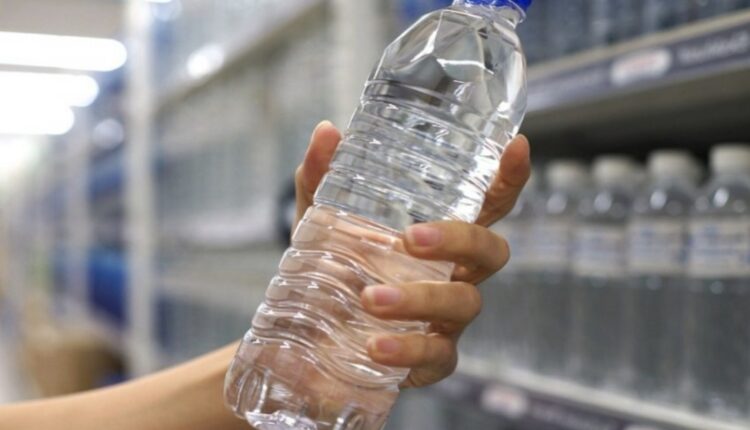 Shishet e ujit, strehë për baktere nëse nuk pastrohen rregullisht