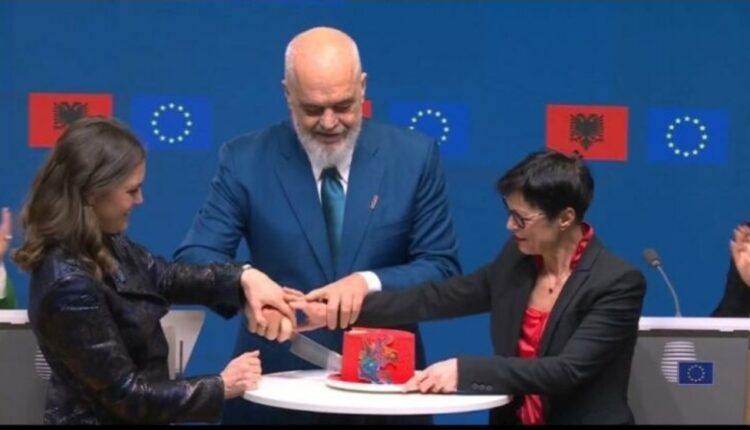 Hapen të gjithë kapitujt me BE, Rama dhe Kos presin tortën me flamurin e Shqipërisë