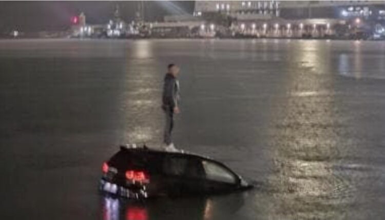 Gati për udhëtim drejt Shqipërisë, por makina përfundon në det në portin e Barit