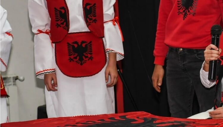 BDI Butel: Drejtoresha e shkollës “Zhivko Brajkovski” ndaloi festimin e 28 Nëntorit për shkak të veshjes kombëtare shqiptare të fëmijëve