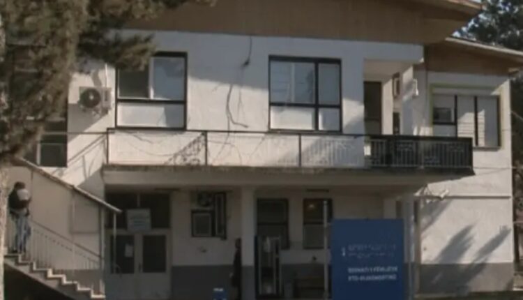 Mjekja shtatzënë humb foshnjën për shkak të stresit pas largimit nga puna në spitalin e Strugës