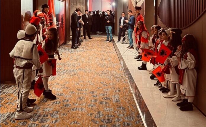 Ambasadori i Shqipërisë, Denion Meidani: Nxënësit e Butelit në radhë të parë në pritjen për 28 Nëntorin të ceremonisë zyrtare